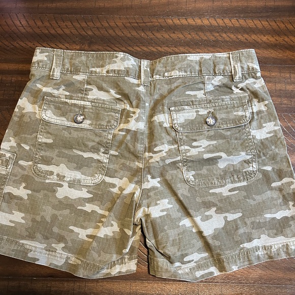 Women’s Eddie Bauer Camouflage Shorts Size 8 EUC - Picture 2 of 9